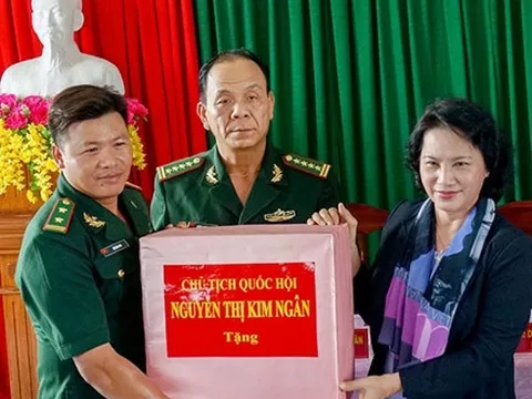 Chủ tịch Quốc hội Nguyễn Thị Kim Ngân thăm và tặng quà quân dân tỉnh Cà Mau