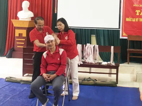 Hội Chữ thập đỏ tỉnh Bắc Giang tặng dụng cụ, vật tư y tế cho 11 điểm sơ cấp cứu