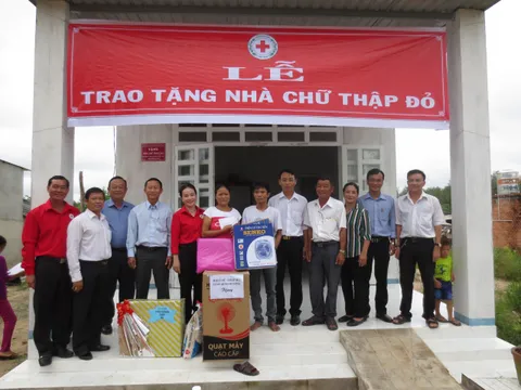 Hội Chữ thập đỏ tỉnh Bình Dương: Tặng 2 căn nhà Chữ thập đỏ cho hộ nghèo