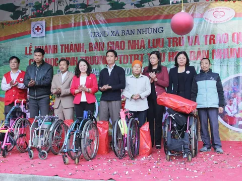 Khánh thành nhà bán trú và trao quà cho học sinh trường tiểu học Bản Nhùng