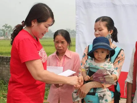 Ấm tình 'Hội chợ nhân đạo' tại xã Thanh Chăn