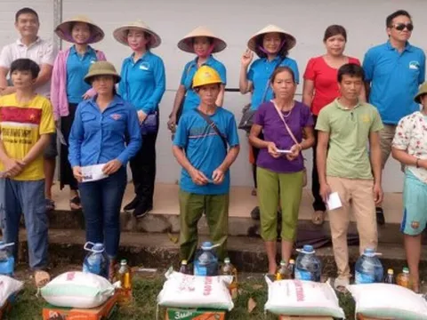 Thanh Hóa: Tặng quà cho các gia đình bị thiệt hại do lũ lụt huyện Quan Hóa