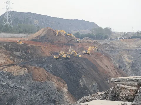 Khó xử cả trăm nghìn m3 đất, đá thải 'vô chủ'