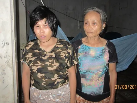 Cụ bà già yếu nuôi con bị bệnh tâm thần