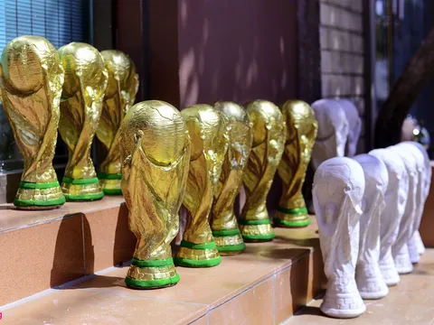 'Cup vàng' World Cup 80.000 đồng bày bán ở cửa nhà, quán nước