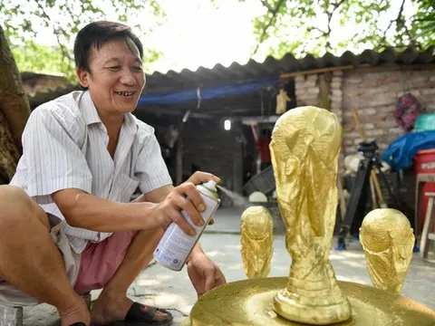 Việt Nam có bản quyền World Cup, làng Bát Tràng rộn rã sản xuất cúp vàng