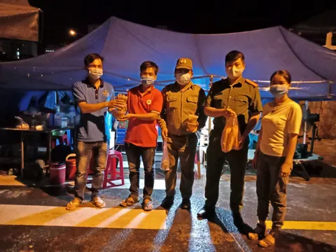 Hỗ trợ 300 suất quà cho các hộ khó khăn bị ảnh hưởng bởi dịch Covid-19 tại Đà Nẵng