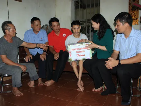 Hưng Yên: Tặng quà nạn nhân chất độc da cam