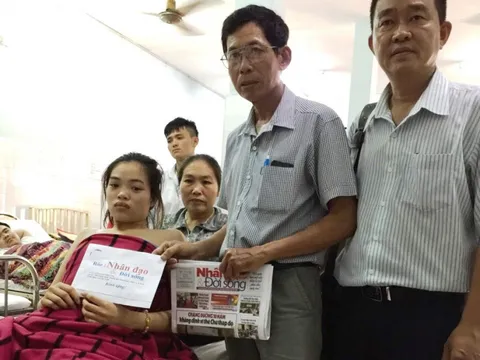 Trao tiền hỗ trợ cho người mẹ trẻ bị tai nạn phải cắt bỏ một chân