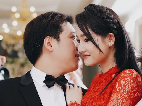 Cô dâu Nhã Phương diện áo dài đỏ truyền thống liên tục cười hạnh phúc cạnh ông xã Trường Giang