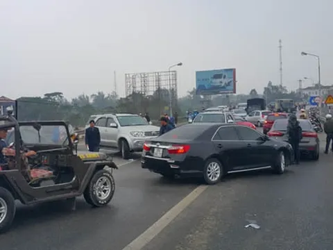 Dân chặn cầu đòi bỏ trạm thu phí, chủ đầu tư lo vỡ nợ