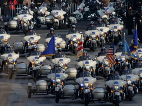 Dàn mô tô siêu độc hộ tống ông Trump khi đến Việt Nam