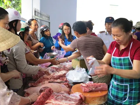 Dân nườm nượp đi mua thịt heo sạch "giải cứu" người chăn nuôi