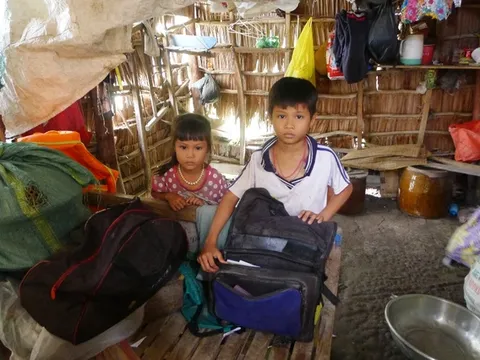 Đáng thương cảnh 2 con nhỏ có cha mẹ bệnh nặng