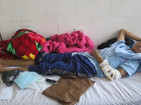 Đáng thương vợ ung thư chăm chồng bị tai nạn trong cảnh không xu dính túi