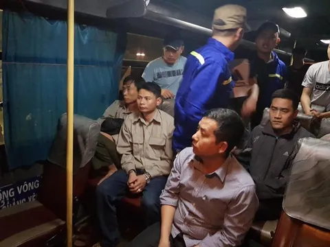 "Tranh thủ" xóc đĩa trên ô tô, 9 tài xế bị khởi tố