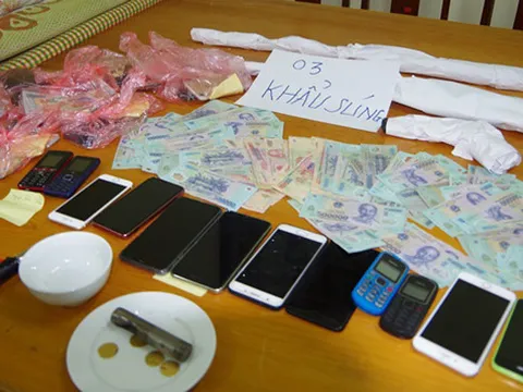 Bắt 15 đối tượng đánh bạc, thu 3 khẩu súng và trên 100 triệu đồng