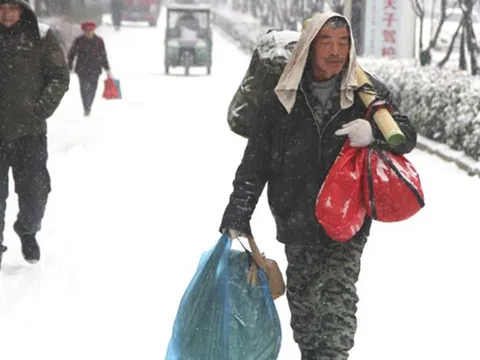 Dành tiền mua áo cho vợ, công nhân TQ đi bộ 40km dưới tuyết về quê ăn tết