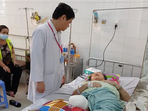 Nữ bệnh nhân bị cắt cụt chân do đắp lá sim lên vết thương