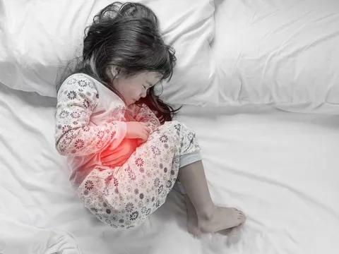 Cảnh giác: Cha mẹ đau dạ dày, trẻ có thể bị lây!