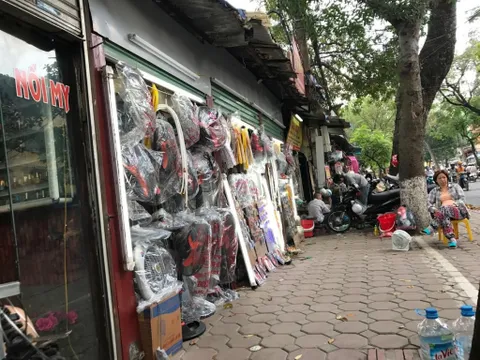 Dãy phố mỗi cửa hàng rộng 1m2 tồn tại 40 năm giữa Hà Nội
