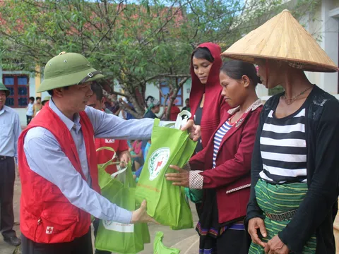 Trao nhà cho đồng bào dân tộc xã Dân Hóa