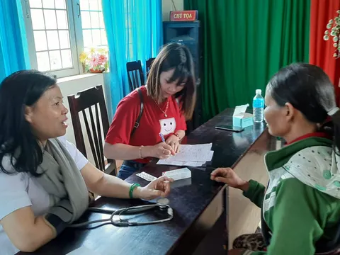 Khám bệnh nhân đạo và tặng quà cho người nghèo