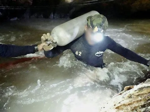 Những hình ảnh thấm đẫm tình người trong hành trình giải cứu thành công đội bóng Lợn Hoang Thái Lan