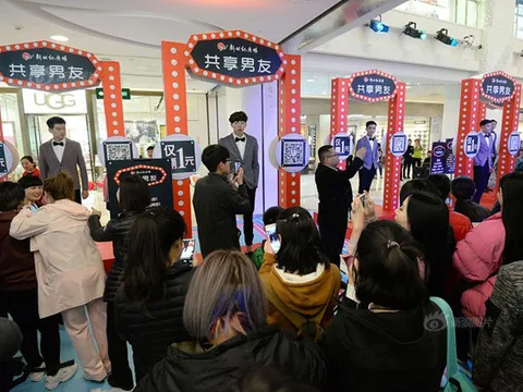 Dịch vụ 'chia sẻ bạn trai' gây sốt tại trung tâm mua sắm Trung Quốc