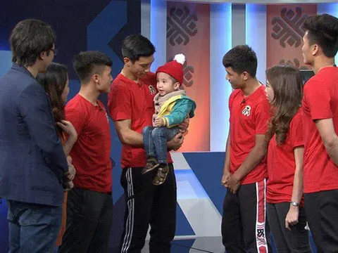 Quang Hải, Đức Chinh... rơi nước mắt trước tình yêu bóng đá của cậu bé 4 tuổi bị u não