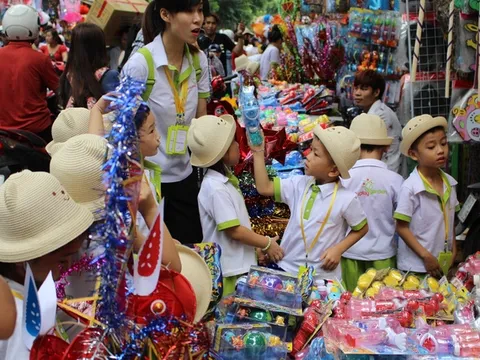 Đồ chơi Trung thu truyền thống: Chỉ để phát, ít trẻ đòi bố mẹ mua
