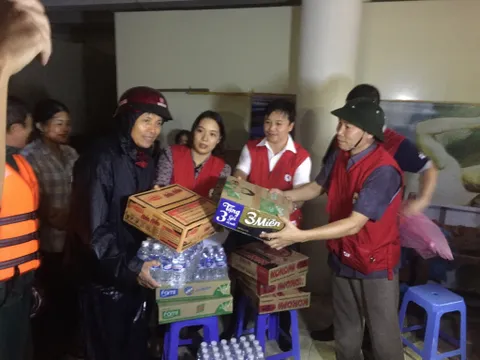 Đoàn công tác của T.Ư Hội CTĐ Việt Nam đến thăm và tặng quà cho bà con tại nơi tránh bão tại Hà Tĩnh