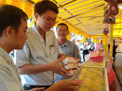 Kiểm tra đột xuất các cơ sở kinh doanh bánh trung thu trên nhiều tuyến đường