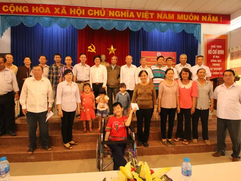 Cơ quan đại diện phía Nam - Báo Nhân đạo và Đời sống trao tiền nuôi dưỡng nạn nhân da cam