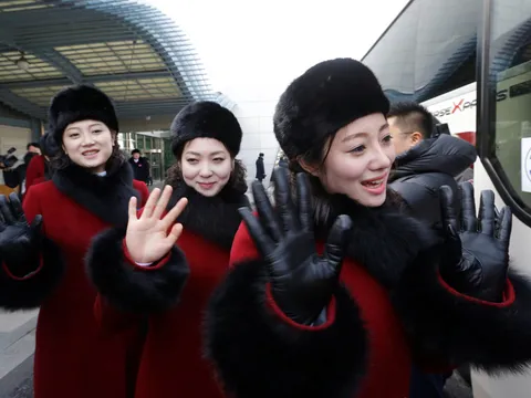 Đội cổ vũ xinh đẹp của Triều Tiên "hớp hồn" dân Hàn Quốc