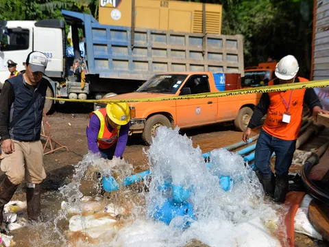Hối hả giải cứu đội bóng Thái sau khi thợ lặn thiệt mạng
