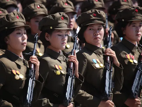 Đội nữ binh xinh đẹp Triều Tiên dự lễ duyệt binh mừng quốc khánh