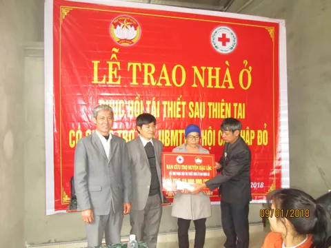 Bàn giao nhà ở cho hộ gia đình bị ảnh hưởng bởi mưa lũ