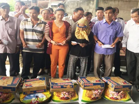 Tặng quà nạn nhân chất độc da cam và người nghèo tại Long An