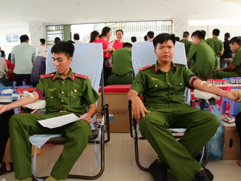 Đông đảo công nhân viên trao giọt máu hồng tại Ngày hội “Giọt máu nghĩa tình”