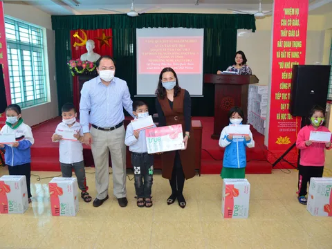 Trao quà cho học sinh khó khăn trường Tiểu học Trần Quốc Toản, Hải Phòng