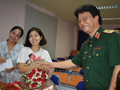 Diễn viên Mai Phương xuất viện