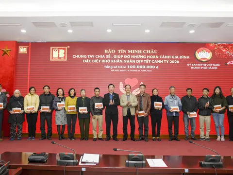 Trao tặng 100 suất quà tết cho người nghèo TP Hà Nội