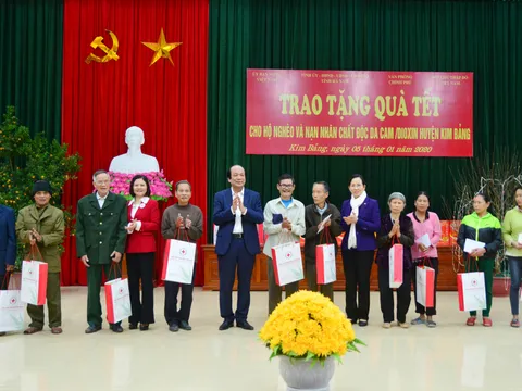 Bộ trưởng, Chủ nhiệm VPCP Mai Tiến Dũng trao 100 suất quà Tết vì người nghèo tại Hà Nam