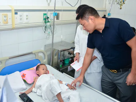 Baonhandao.vn trao quà cho các bệnh nhi khó khăn