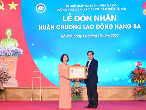 Trường PTCS Dân lập dạy trẻ câm điếc Hà Nội đón nhận Huân chương Lao động Hạng Ba