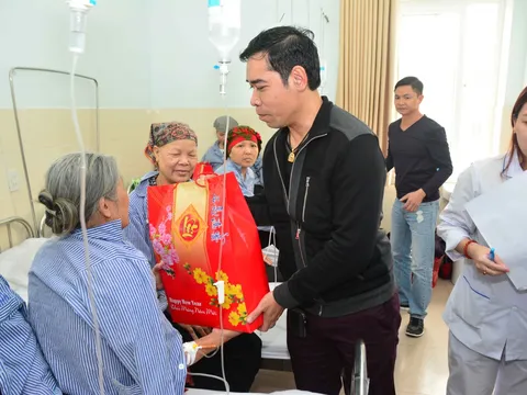 Trao quà Tết cho bệnh nhân tại Bệnh viện Việt Tiệp Hải Phòng