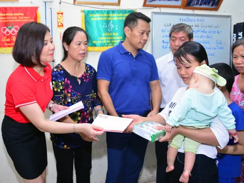 Bạn đọc của Báo Nhân đạo và Đời sống trợ giúp khẩn cấp người dân bị thiệt hại trong vụ cháy gần cổng viện Nhi TW