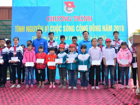 Trao quà tình thương Vũ Văn Hiếu cho 200 gia đình