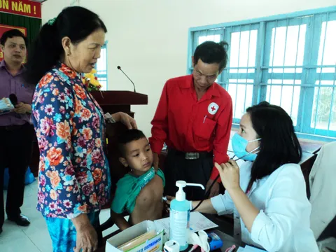 Hậu Giang: Khám bệnh, tư vấn sức khỏe cho 120 trẻ em vùng sâu, vùng xa